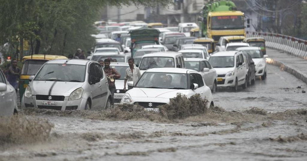Many areas of Delhi are in the grip of floods, the water level has reached beyond 208, the problem of drinking water may also increase.