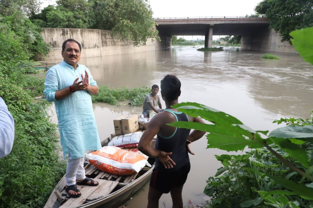 BJP tightens its waist for flood victims, Delhi BJP President and other leaders arrived by boat among the people stranded in Chilla Khadar