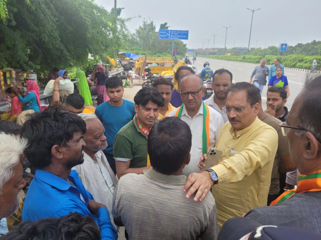 BJP organization engaged in the service of flood victims