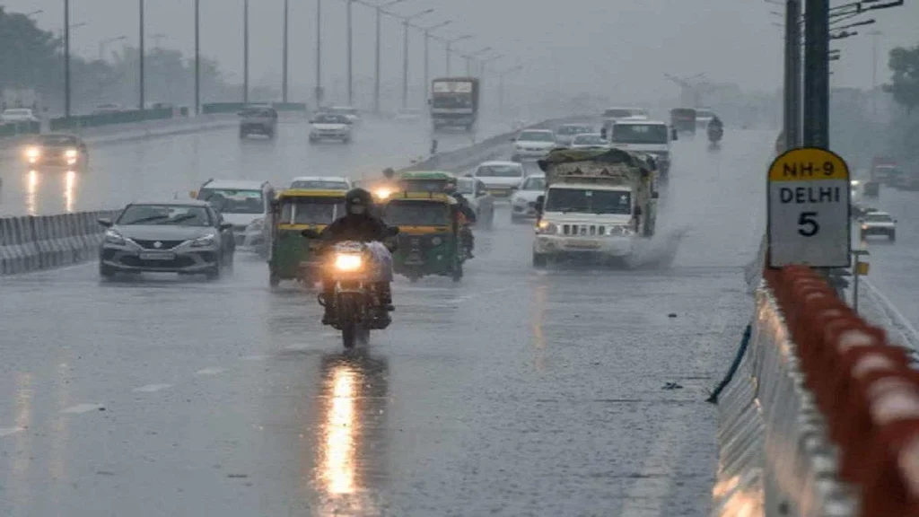 Monsoon rains in Delhi, public's problems increased, political parties accused each other