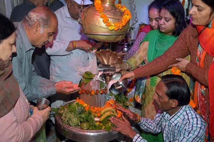 Kavad Yatra completed even in difficult circumstances, Shiva devotees offered holy water to Shivling by bringing it from Haridwar