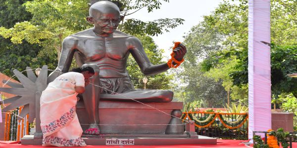 President Draupadi Murmu unveils 12 feet tall statue of Mahatma Gandhi