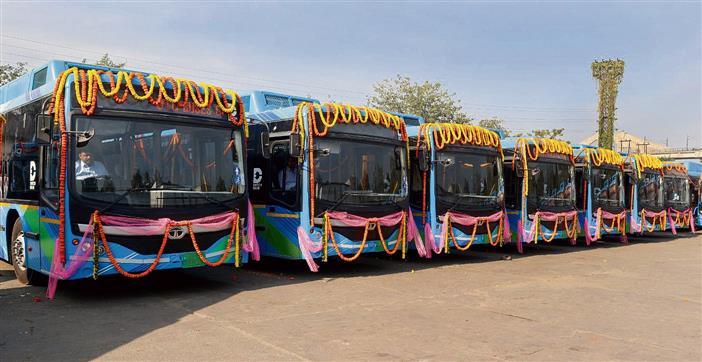 LG and Delhi CM Kejriwal together flagged off 350 electric buses.