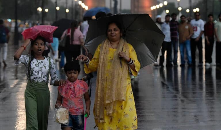 Delhiites may get relief from heat today, possibility of dust storm or light rain