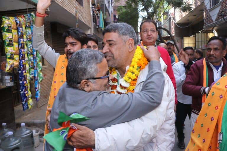 BJP candidate Rajkumar Bhatia got support from elders of all the communities of Adarsh ​​Nagar Assembly.