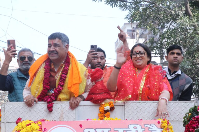 Smriti Irani did road show for Rajkumar Bhatia in Adarsh ​​Nagar Assembly